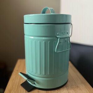 Cute Mini Vintage Style Waste Garbage Bathroom Trashcan Basket w/a Step Lid